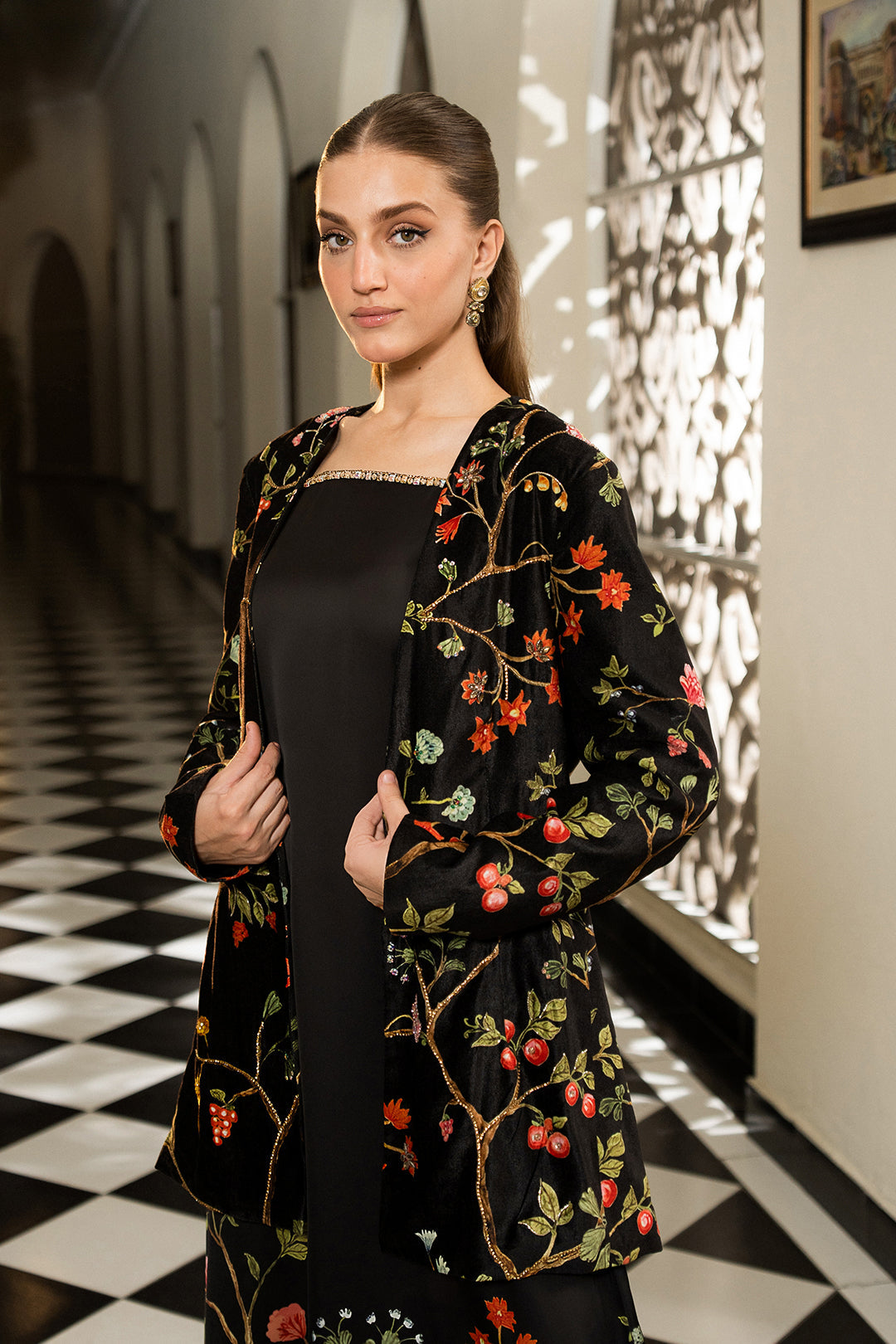 https://cdn.shopify.com/s/files/1/0611/8585/1568/files/W.FW24.117.T-3.jpg?v=1736334370