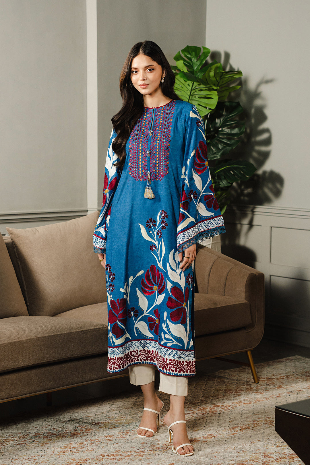 https://cdn.shopify.com/s/files/1/0611/8585/1568/files/W.FW24.197.T-1.jpg?v=1736334311