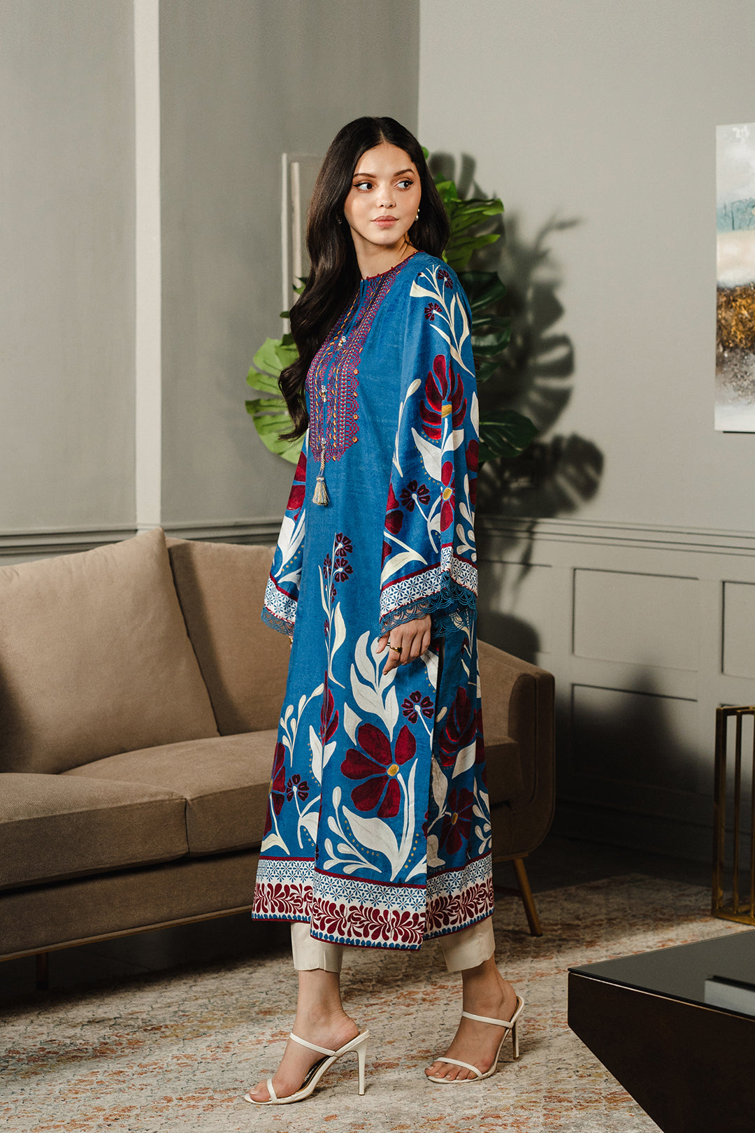 https://cdn.shopify.com/s/files/1/0611/8585/1568/files/W.FW24.197.T-3.jpg?v=1736334312