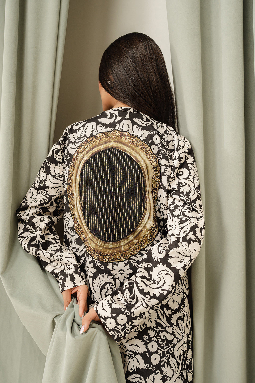 https://cdn.shopify.com/s/files/1/0611/8585/1568/files/W.FW24.214.T-2.jpg?v=1736334351