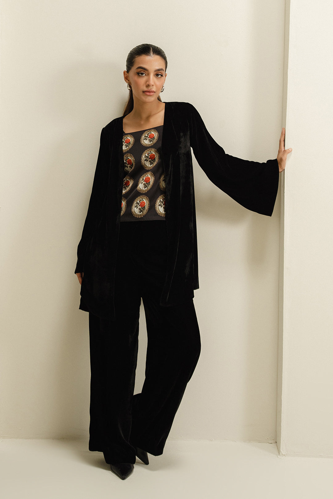 https://cdn.shopify.com/s/files/1/0611/8585/1568/files/W.FW24.221.T-4.jpg?v=1736334342