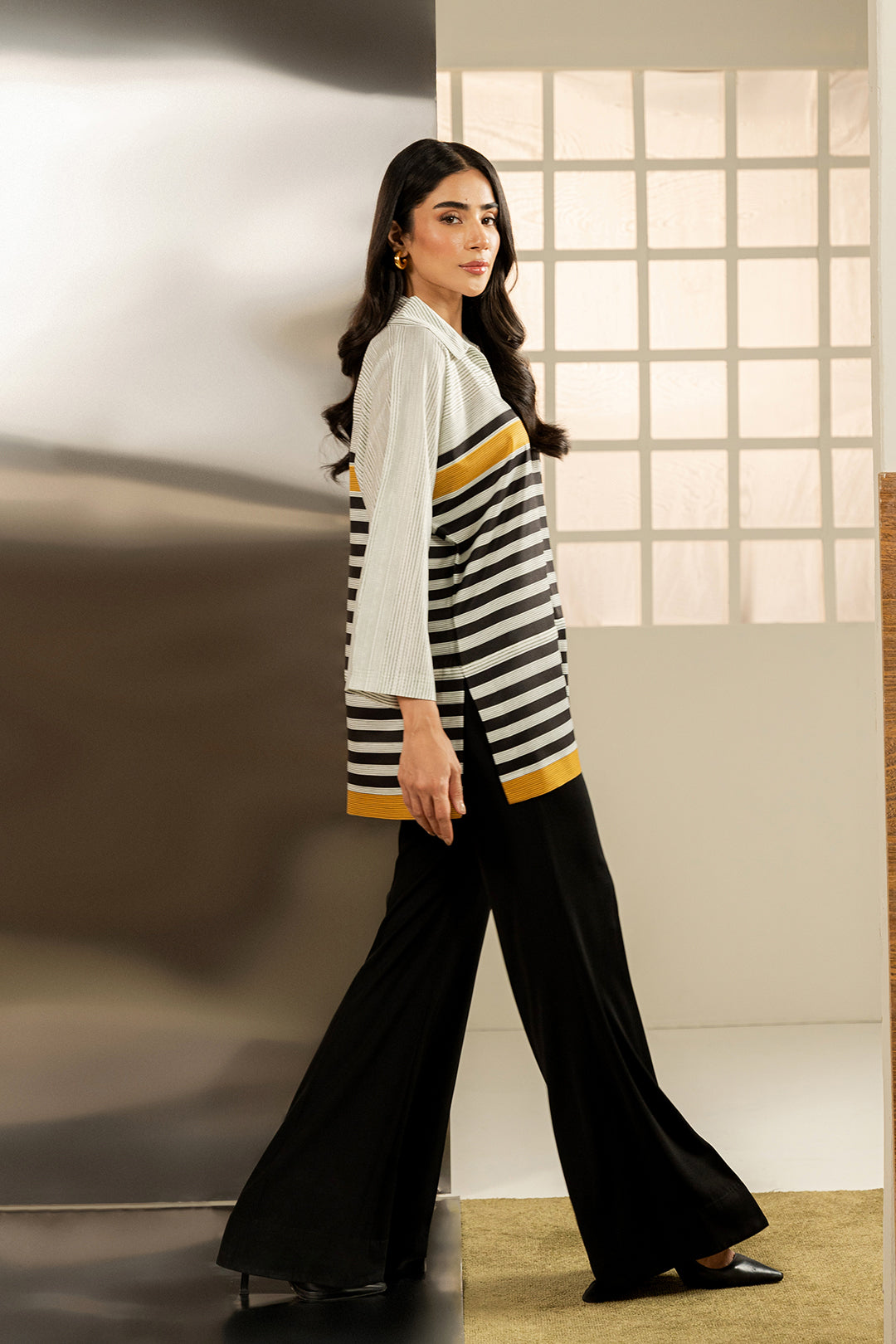 https://cdn.shopify.com/s/files/1/0611/8585/1568/files/W.FW24.288.T-4.jpg?v=1736334298