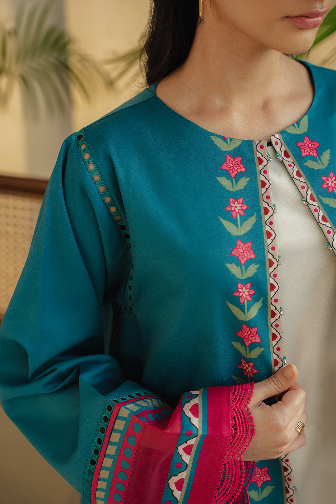 https://cdn.shopify.com/s/files/1/0611/8585/1568/files/W.FW24.320.T-2.jpg?v=1736334213