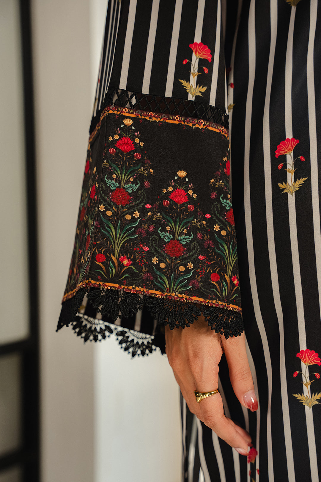 https://cdn.shopify.com/s/files/1/0611/8585/1568/files/W.FW24.322.T-2.jpg?v=1736334211