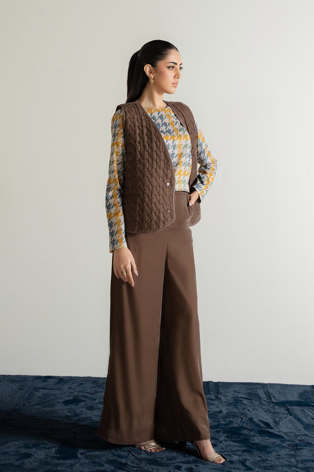 https://cdn.shopify.com/s/files/1/0611/8585/1568/files/W.FW25.015.T-3.jpg?v=1736334182