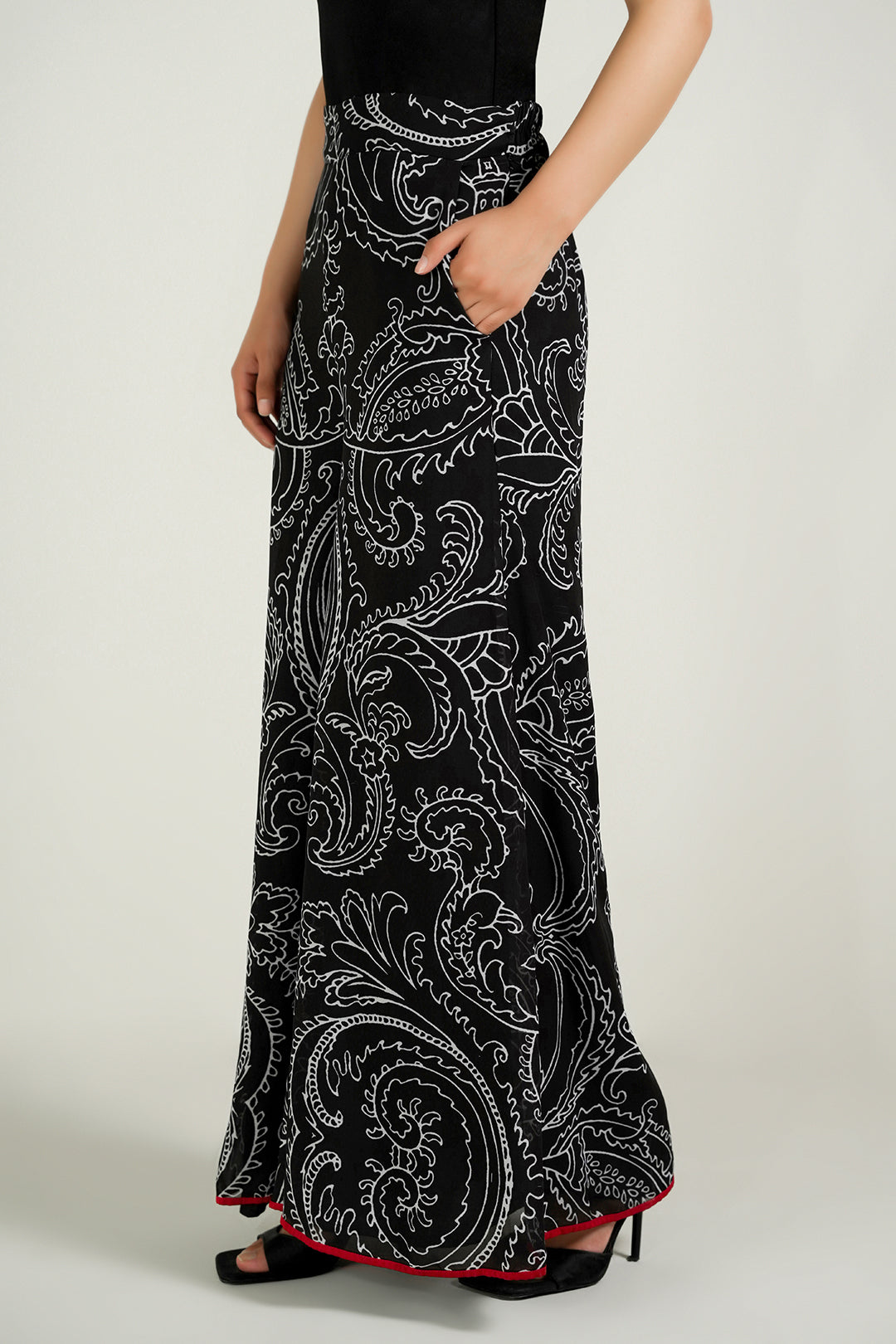 https://cdn.shopify.com/s/files/1/0611/8585/1568/files/W.FW25.077.P-2.jpg?v=1760680159