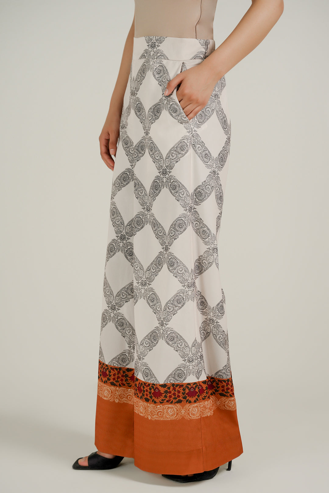 https://cdn.shopify.com/s/files/1/0611/8585/1568/files/W.FW25.079.P-2.jpg?v=1760680171