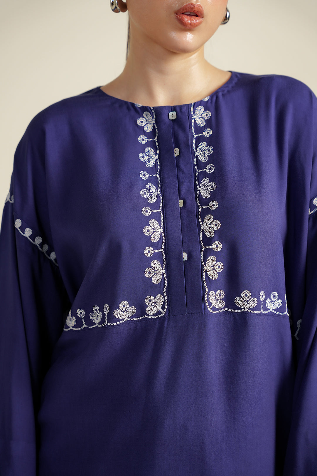 https://cdn.shopify.com/s/files/1/0611/8585/1568/files/W.FW25.095.T-2.jpg?v=1760081688