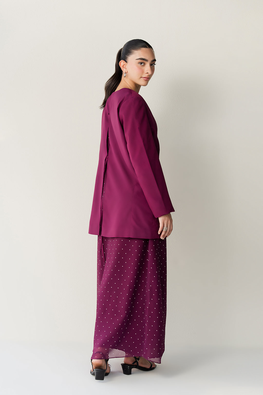 https://cdn.shopify.com/s/files/1/0611/8585/1568/files/W.FW25.146.T-4.jpg?v=1761204252