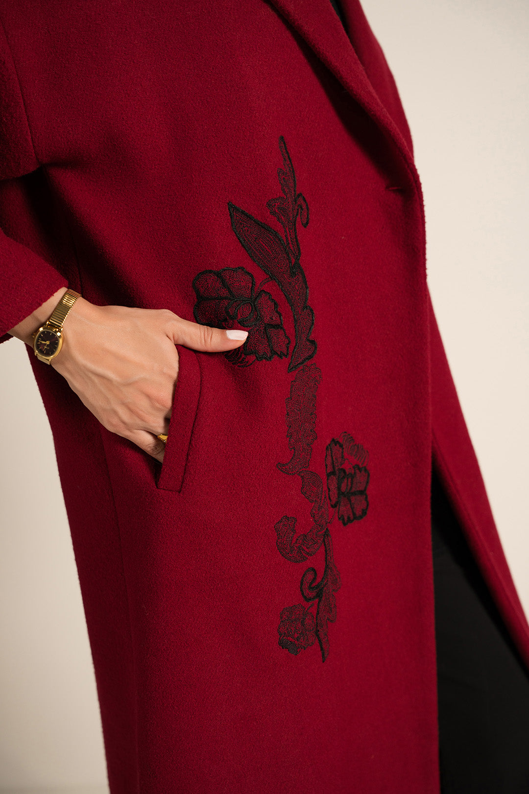 https://cdn.shopify.com/s/files/1/0611/8585/1568/files/W.FW25.180.T-2.jpg?v=1763103583