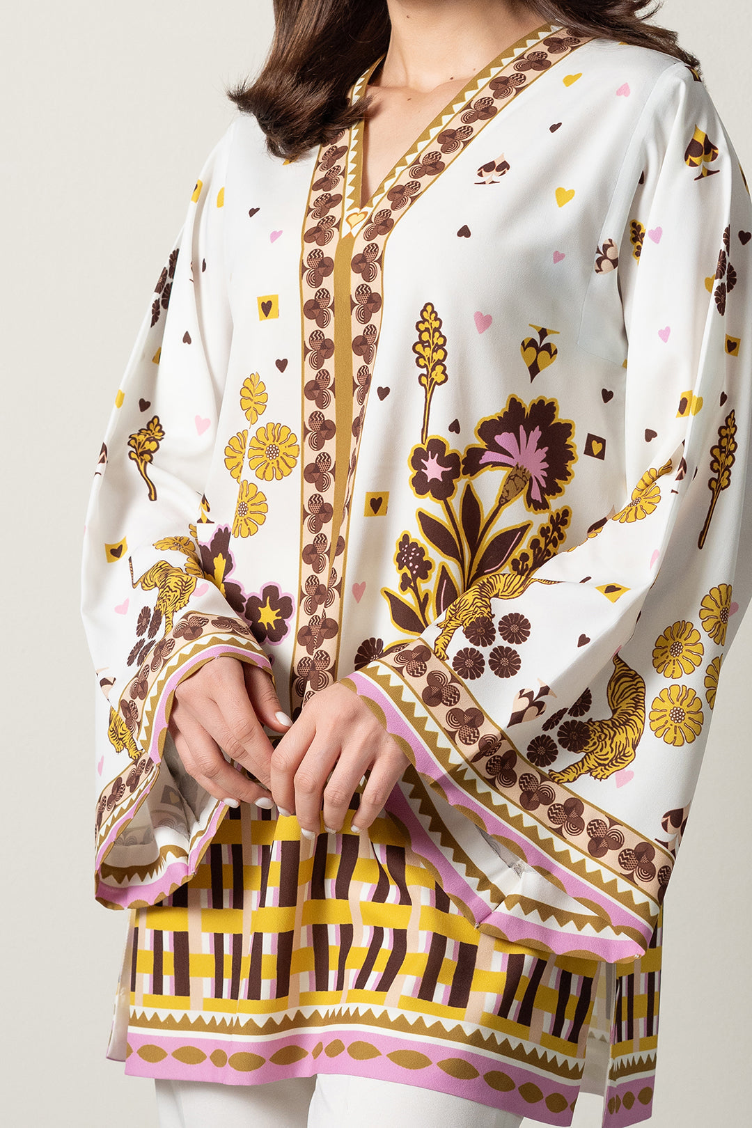 https://cdn.shopify.com/s/files/1/0611/8585/1568/files/W.FW25.235.T-2.jpg?v=1763705943