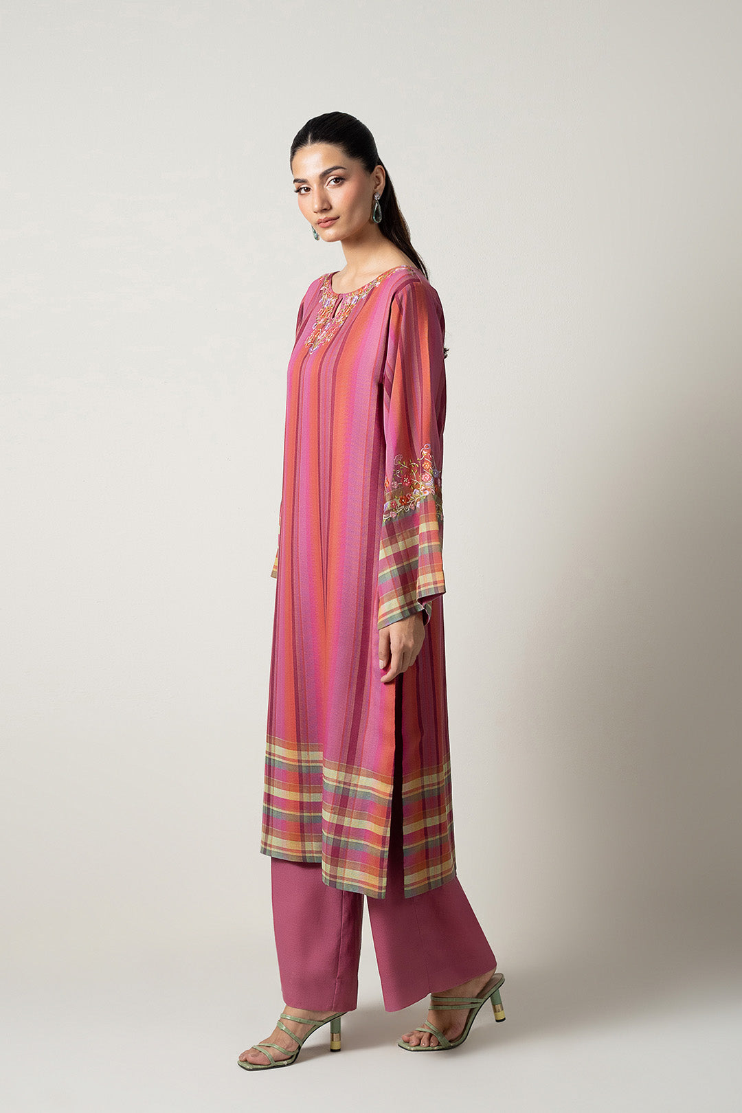 https://cdn.shopify.com/s/files/1/0611/8585/1568/files/W.FW25.238.T-3.jpg?v=1763705984