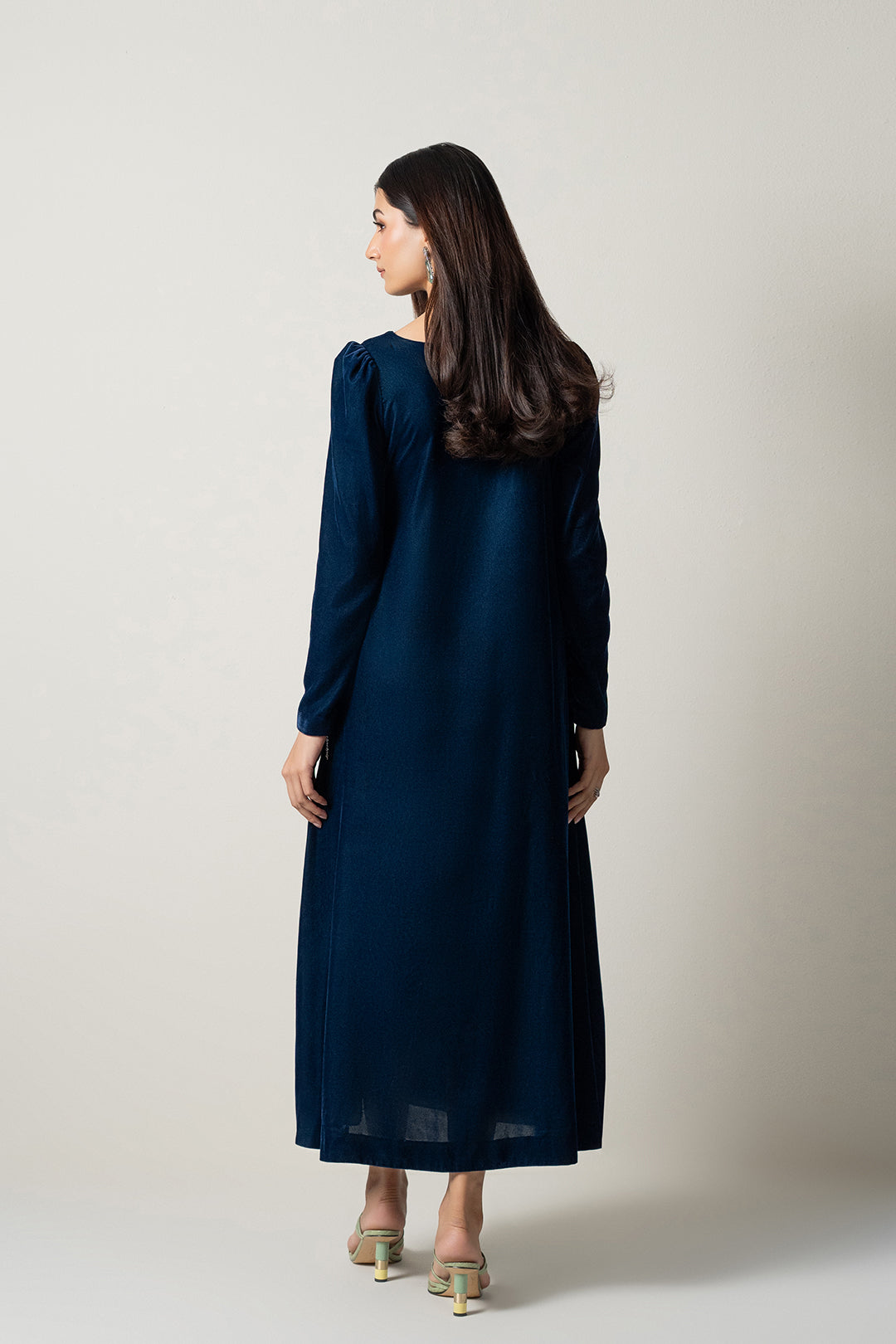 https://cdn.shopify.com/s/files/1/0611/8585/1568/files/W.FW25.241.T-4.jpg?v=1763706035