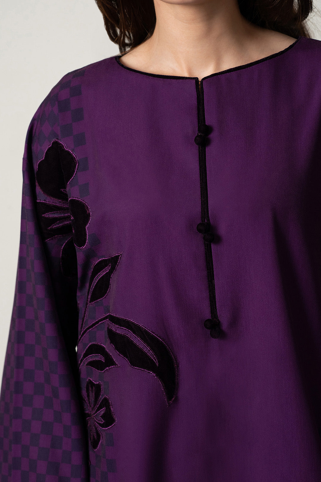 https://cdn.shopify.com/s/files/1/0611/8585/1568/files/W.FW25.245.T-2.jpg?v=1763706137
