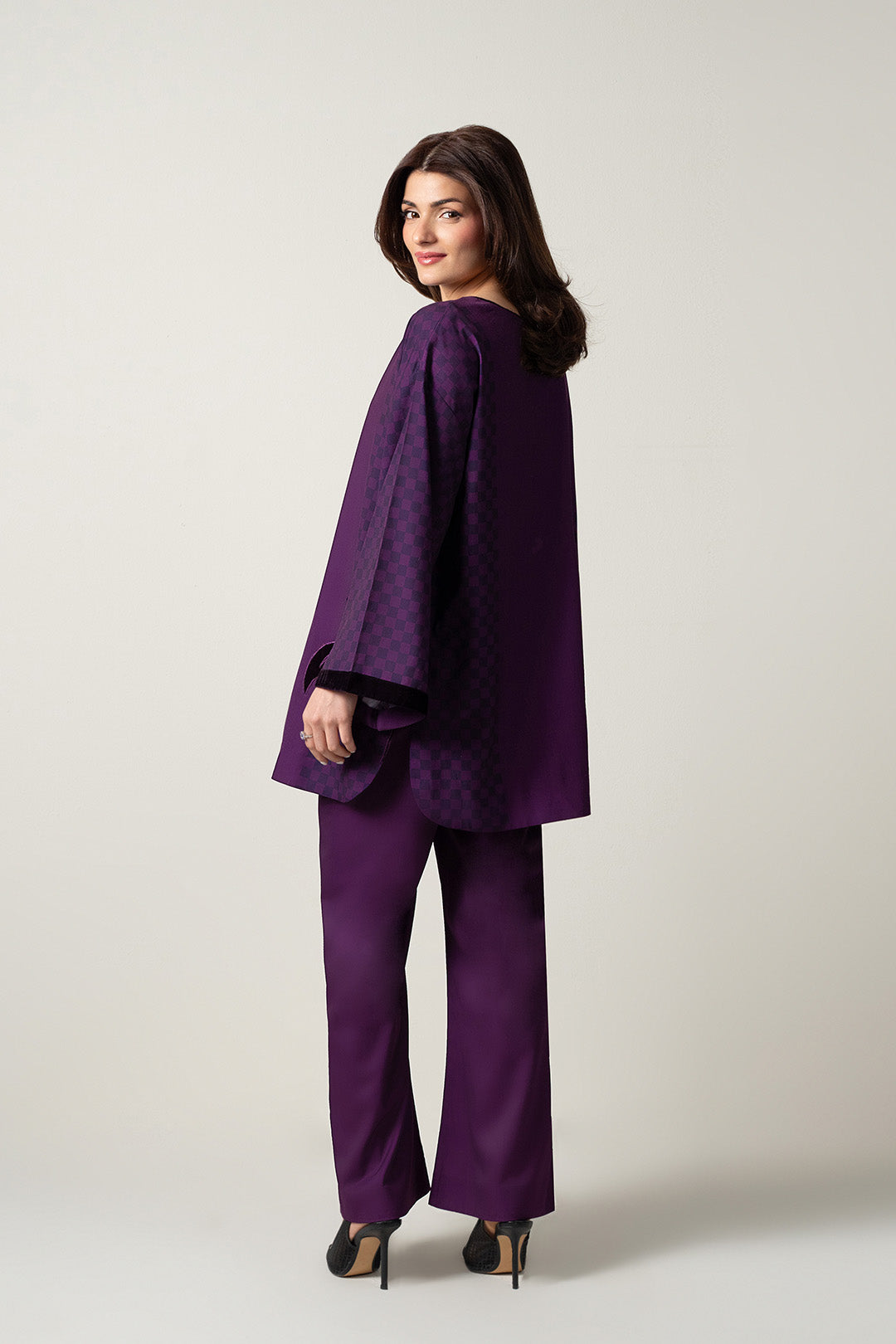 https://cdn.shopify.com/s/files/1/0611/8585/1568/files/W.FW25.245.T-4.jpg?v=1763706137