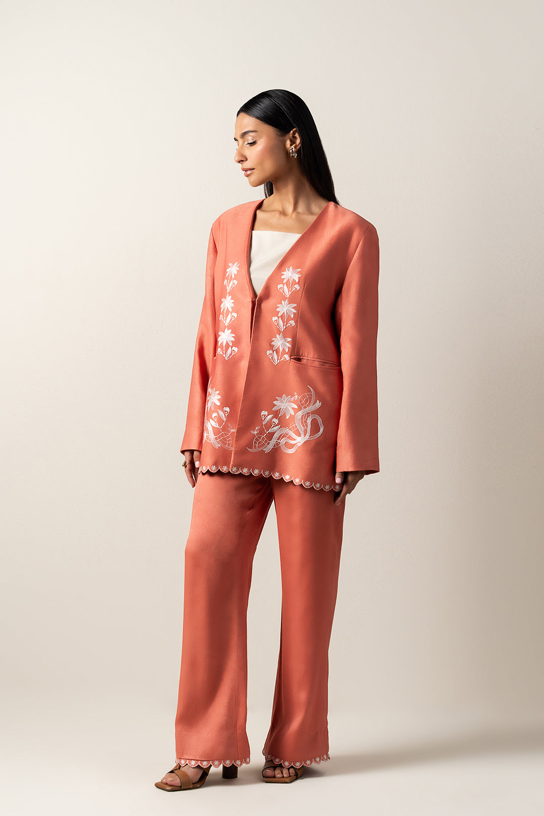 https://cdn.shopify.com/s/files/1/0611/8585/1568/files/W.FW25.260.T-3.jpg?v=1764225134