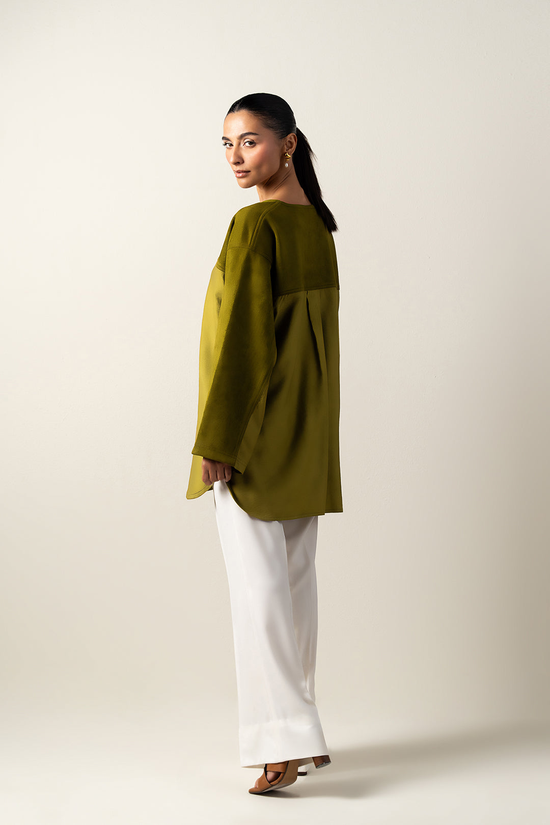 https://cdn.shopify.com/s/files/1/0611/8585/1568/files/W.FW25.261.T-4.jpg?v=1764225146