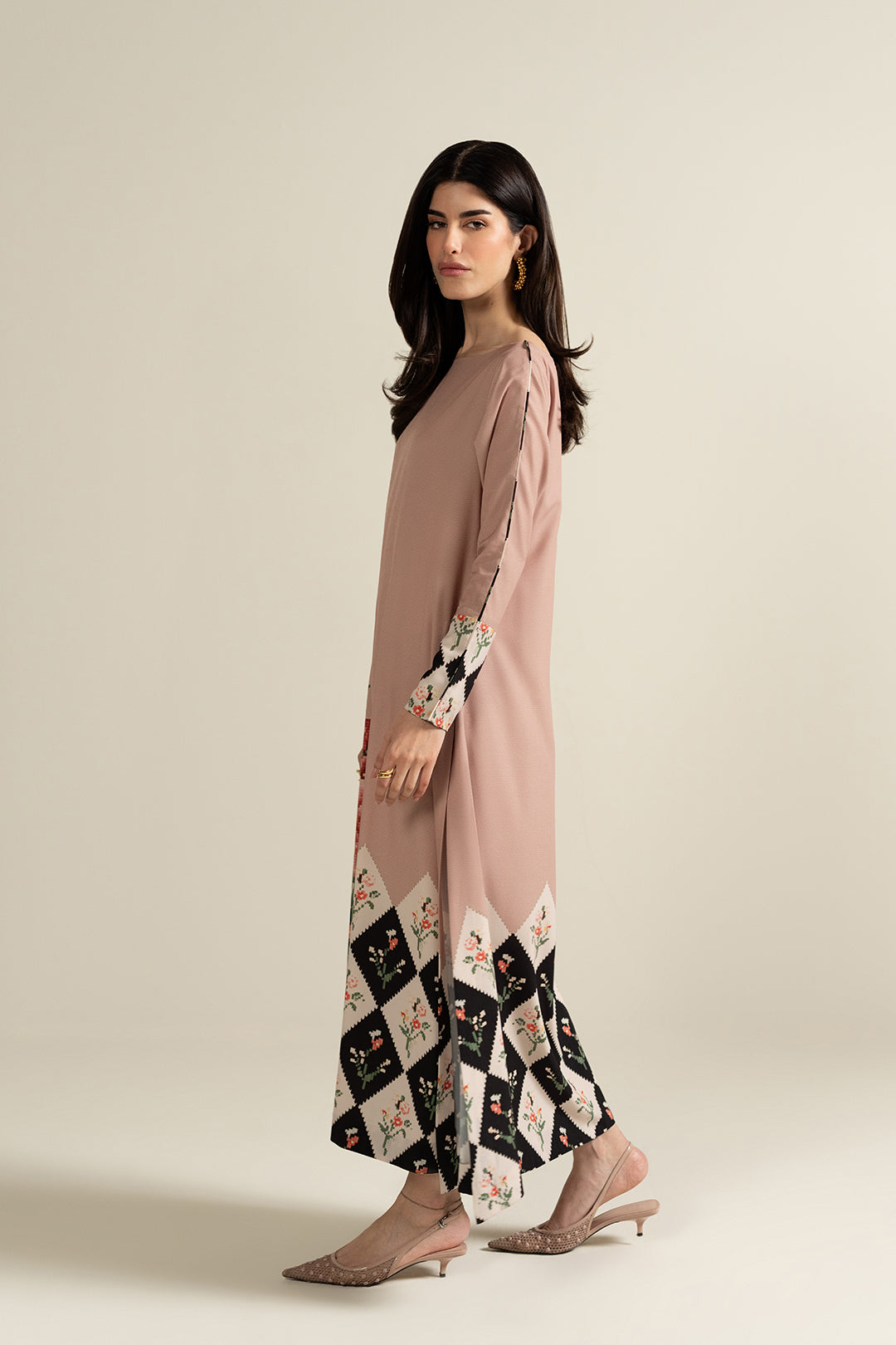 https://cdn.shopify.com/s/files/1/0611/8585/1568/files/W.FW25.378.T-3.jpg?v=1765522057