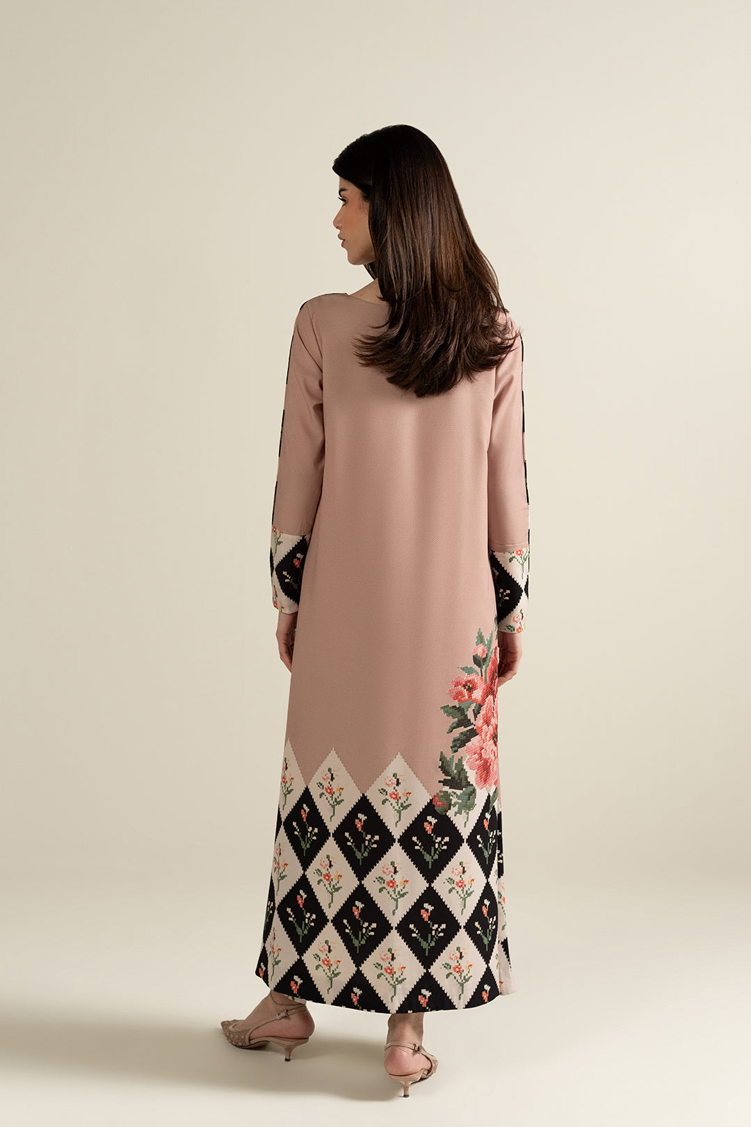 https://cdn.shopify.com/s/files/1/0611/8585/1568/files/W.FW25.378.T-4.jpg?v=1765522057