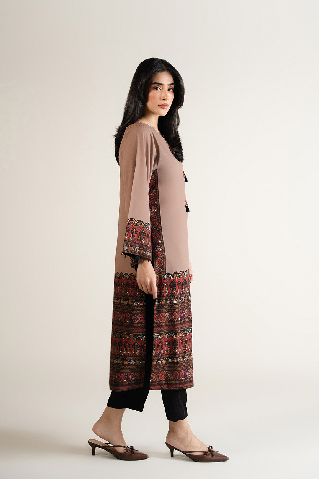 https://cdn.shopify.com/s/files/1/0611/8585/1568/files/W.FW26.022.T-3.jpg?v=1767335912