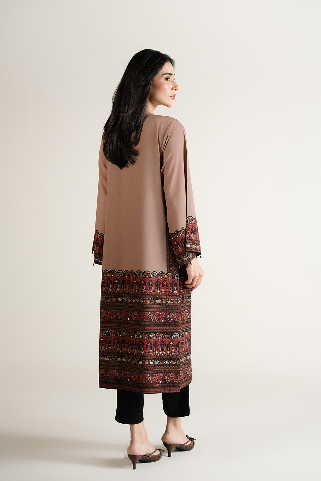 https://cdn.shopify.com/s/files/1/0611/8585/1568/files/W.FW26.022.T-4.jpg?v=1767335912