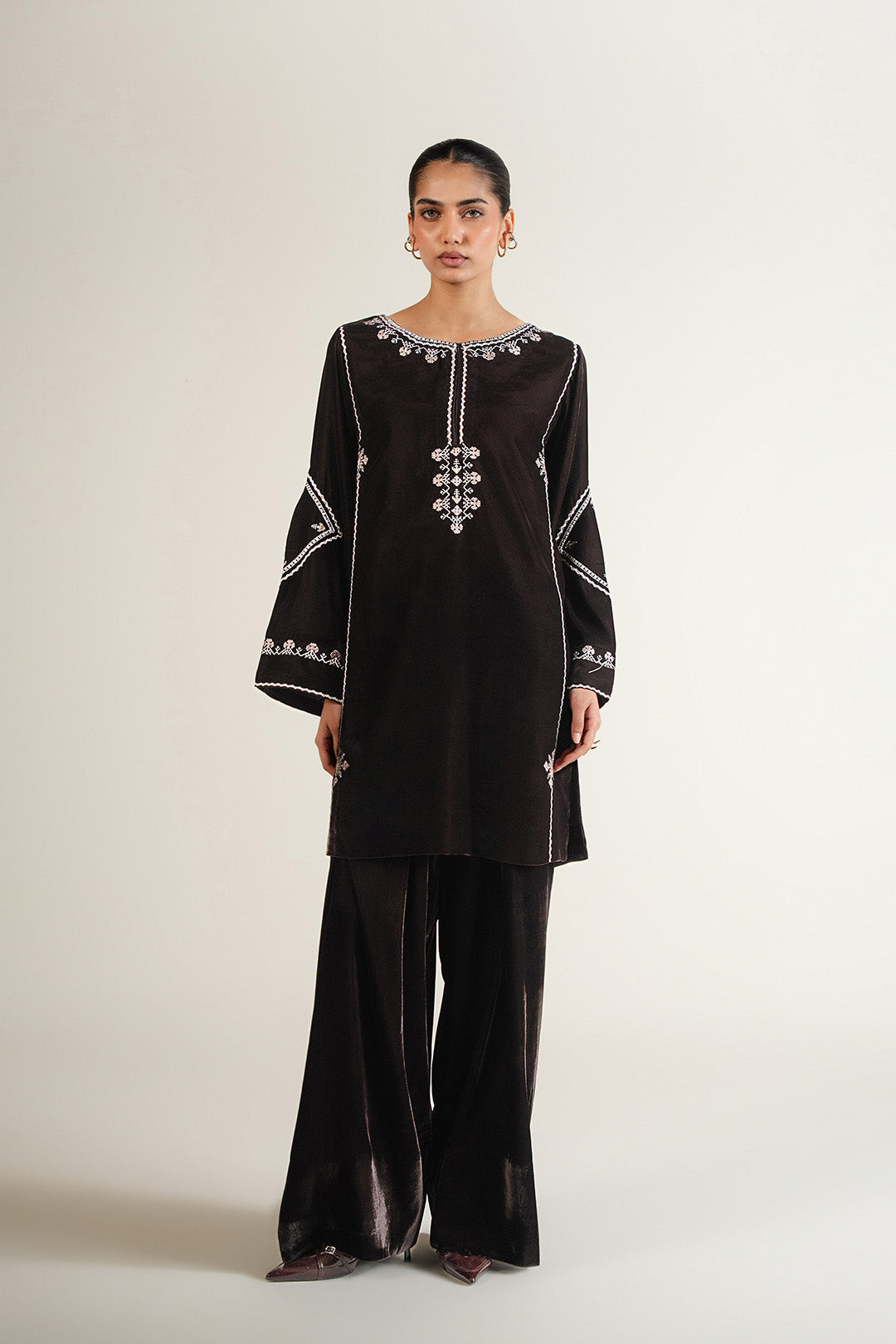https://cdn.shopify.com/s/files/1/0611/8585/1568/files/W.FW26.027.T-1.jpg?v=1767336490