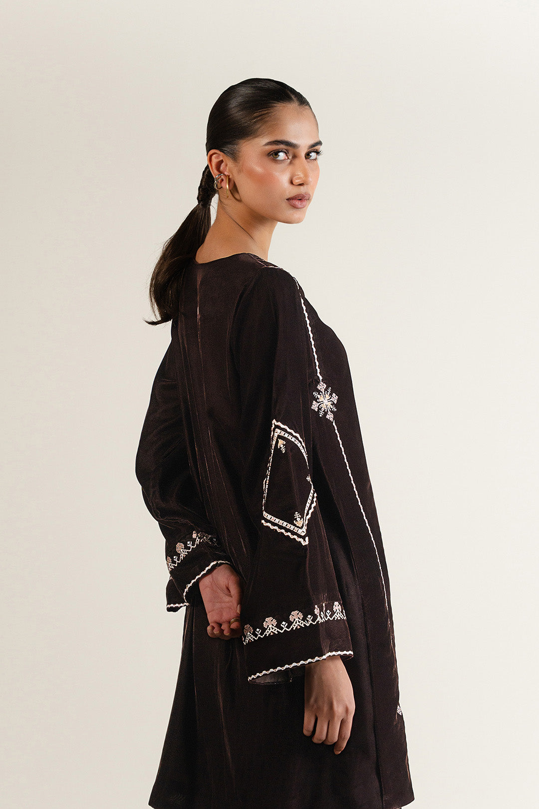 https://cdn.shopify.com/s/files/1/0611/8585/1568/files/W.FW26.027.T-4.jpg?v=1767336490