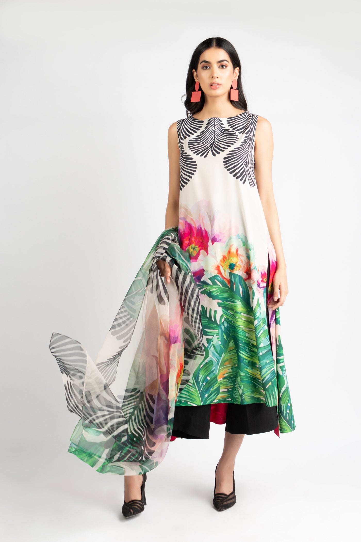 https://cdn.shopify.com/s/files/1/0611/8585/1568/files/W.SS20.734.T-2.jpg?v=1780393647