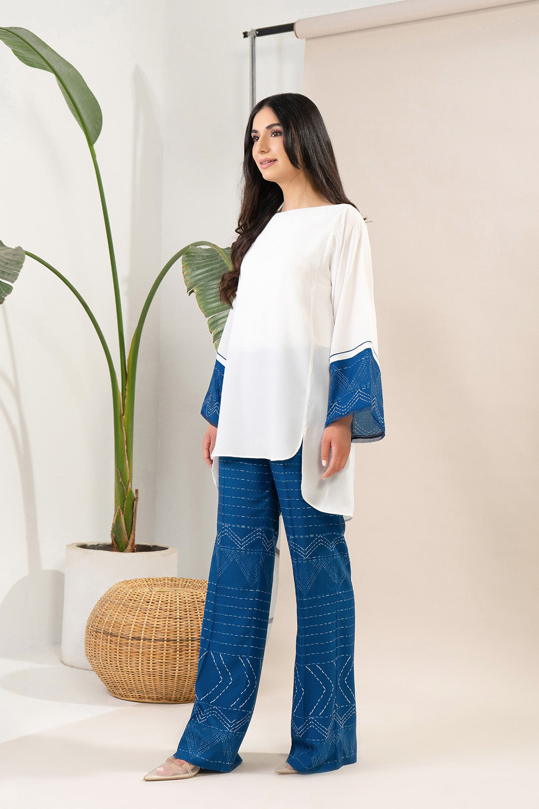 https://cdn.shopify.com/s/files/1/0611/8585/1568/products/W.SS22.477.T-3.jpg?v=1736337588