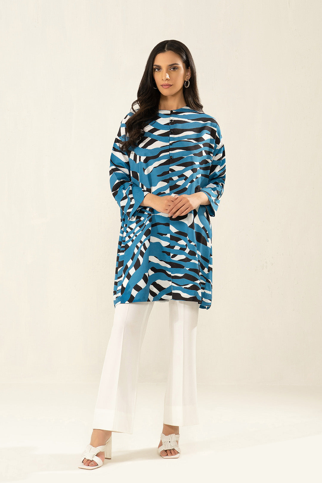 https://cdn.shopify.com/s/files/1/0611/8585/1568/products/W.SS22.517.T-1.jpg?v=1736337566