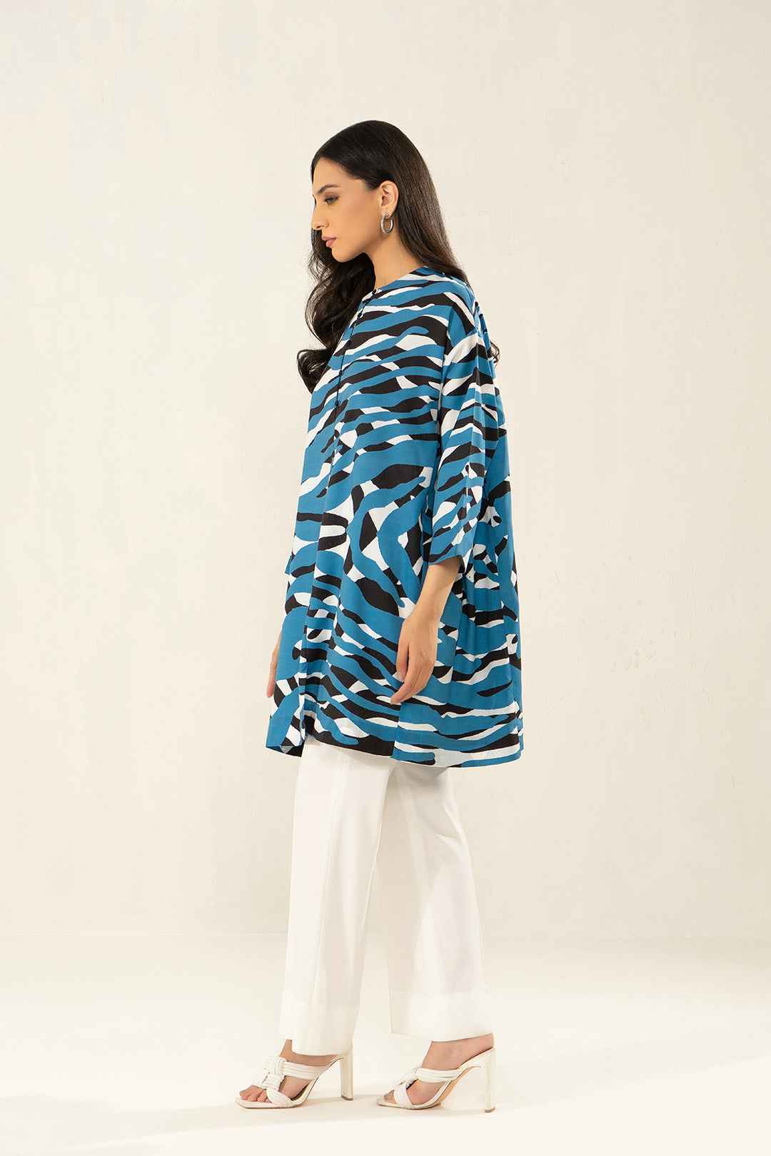 https://cdn.shopify.com/s/files/1/0611/8585/1568/products/W.SS22.517.T-3.jpg?v=1736337566