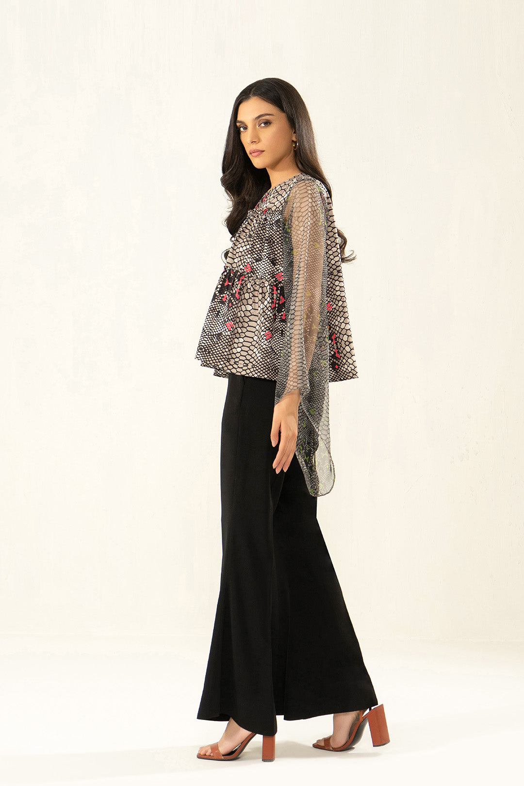 https://cdn.shopify.com/s/files/1/0611/8585/1568/products/W.SS22.519.T-3.jpg?v=1736337545