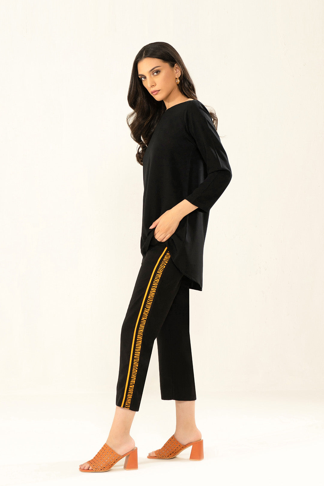 https://cdn.shopify.com/s/files/1/0611/8585/1568/products/W.SS22.527.P-4.jpg?v=1736337552