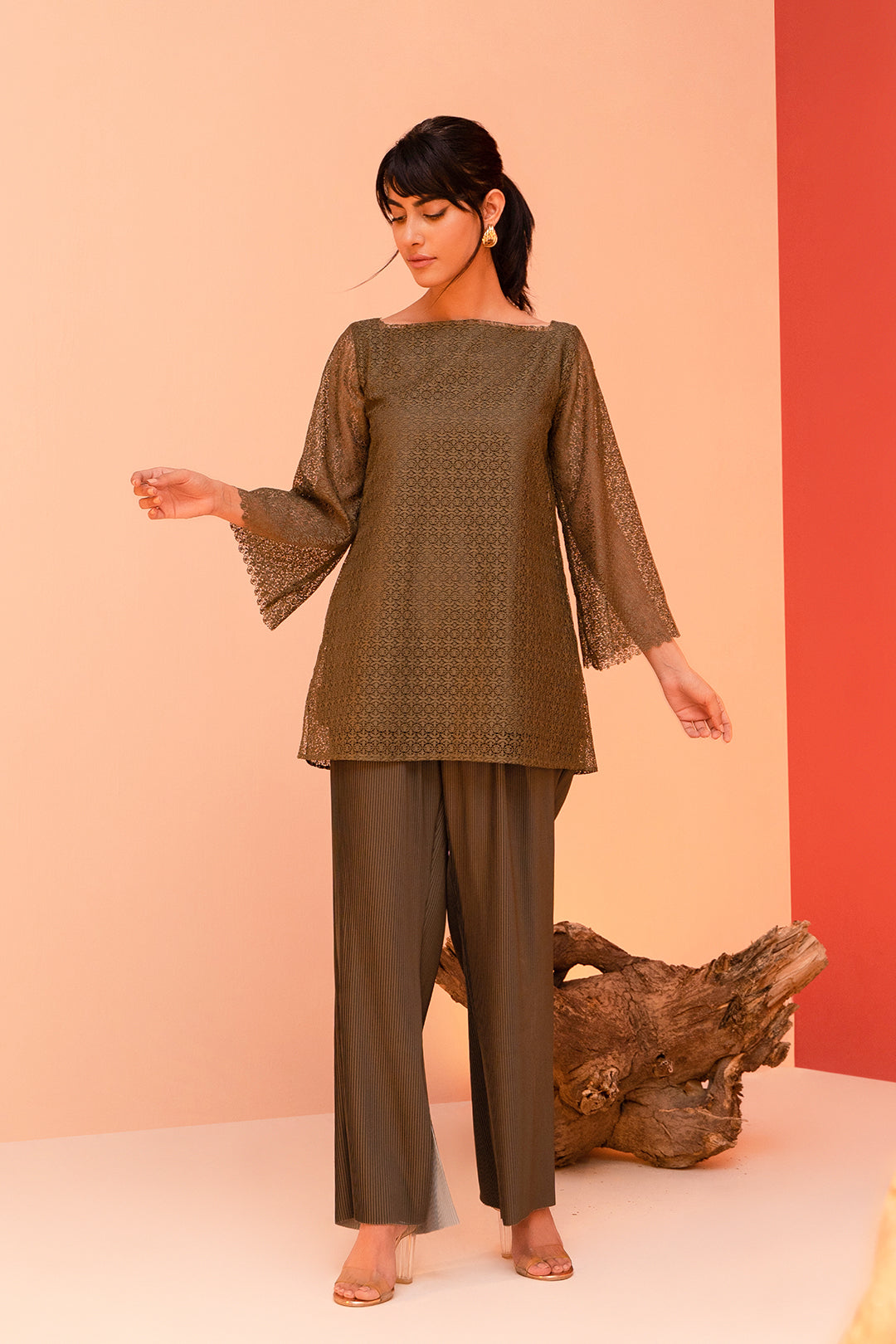 https://cdn.shopify.com/s/files/1/0611/8585/1568/products/W.SS22.533.T-3.jpg?v=1736337494
