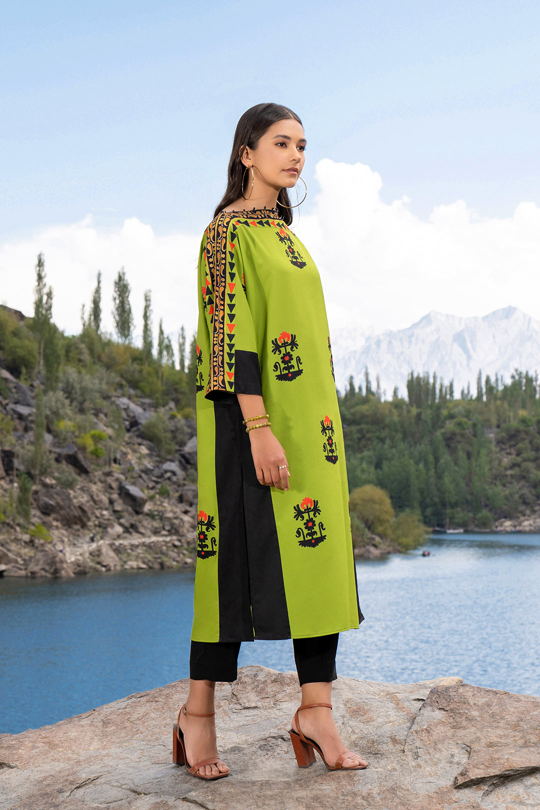 https://cdn.shopify.com/s/files/1/0611/8585/1568/products/W.SS22.577.T-3.jpg?v=1736337456