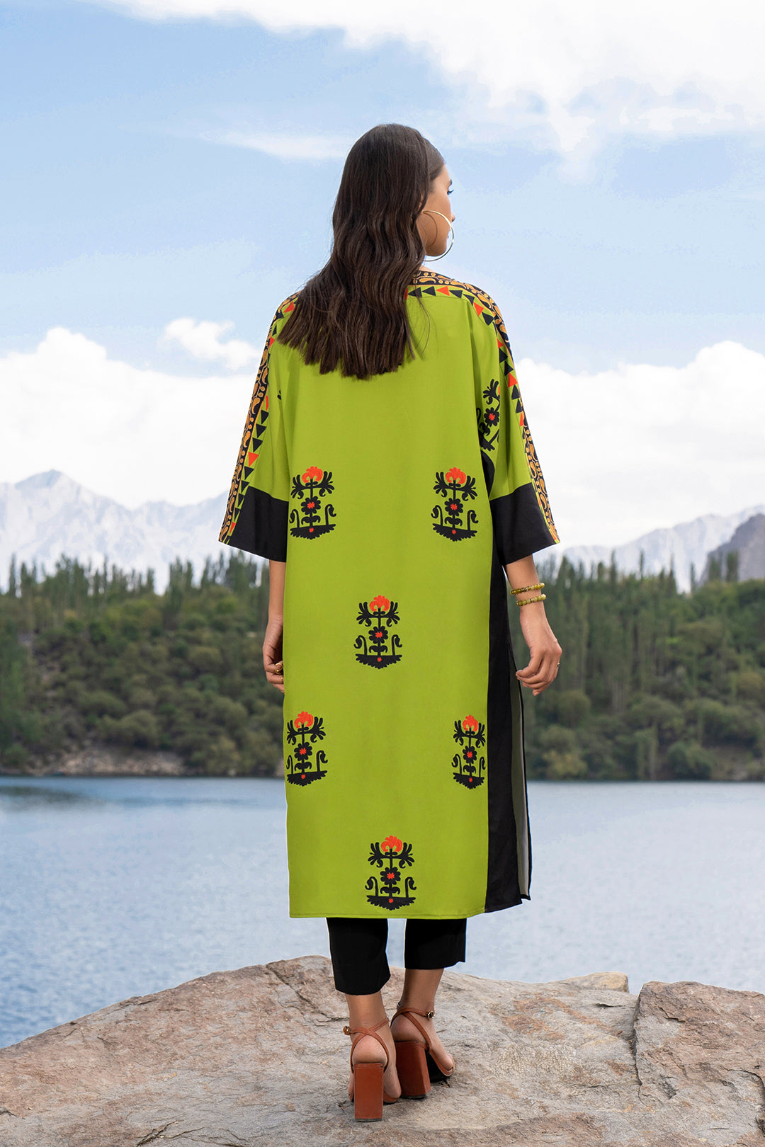 https://cdn.shopify.com/s/files/1/0611/8585/1568/products/W.SS22.577.T-4.jpg?v=1736337456