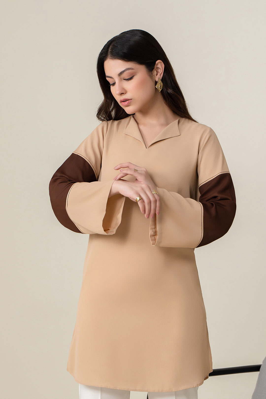 https://cdn.shopify.com/s/files/1/0611/8585/1568/products/W.SS23.078.T-2.jpg?v=1736336609