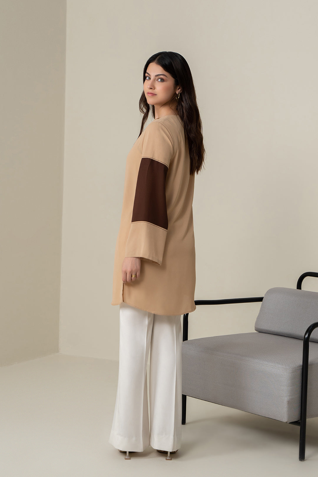 https://cdn.shopify.com/s/files/1/0611/8585/1568/products/W.SS23.078.T-4.jpg?v=1736336609