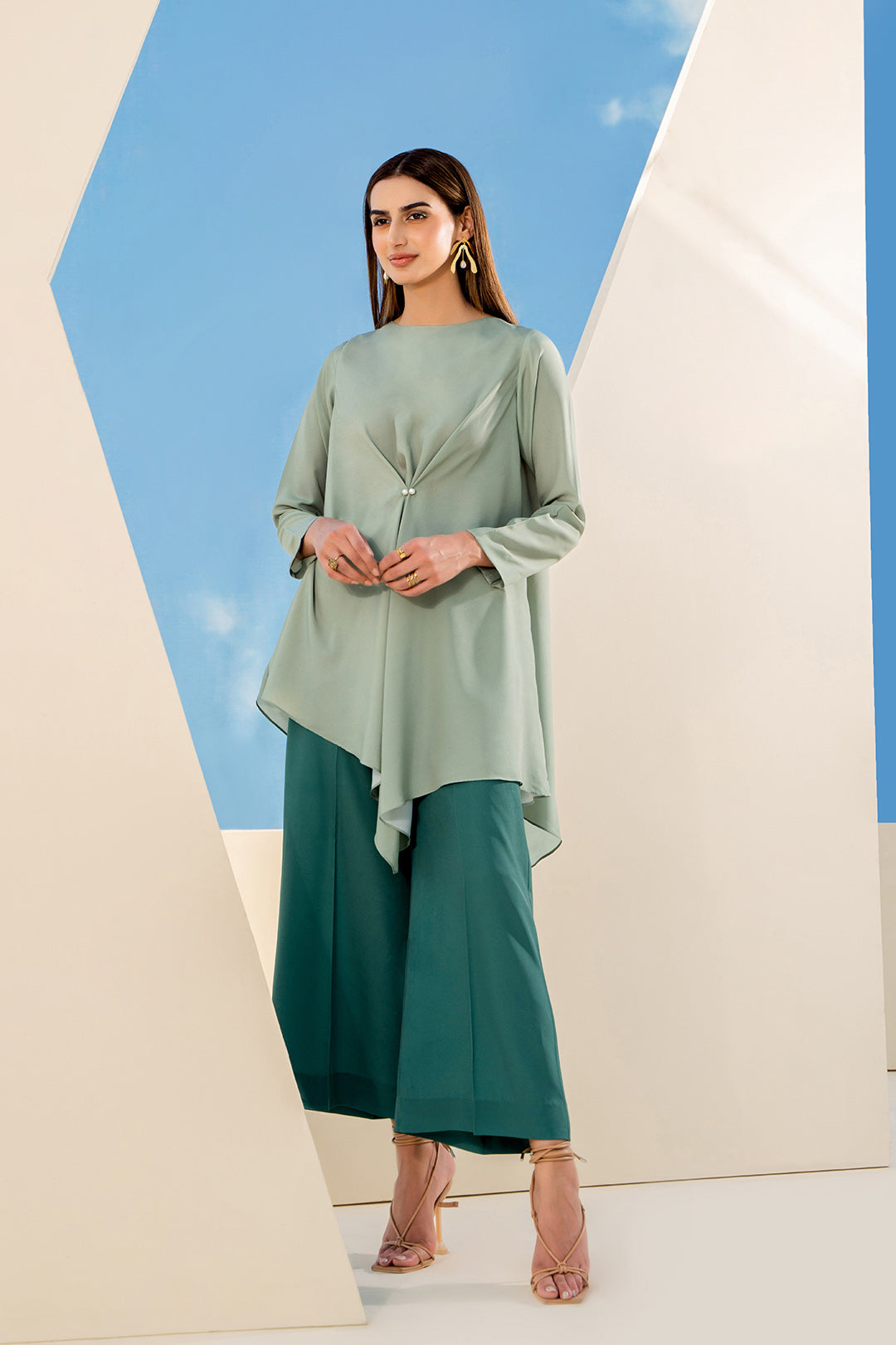 https://cdn.shopify.com/s/files/1/0611/8585/1568/products/W.SS23.105.T-1.jpg?v=1736336644