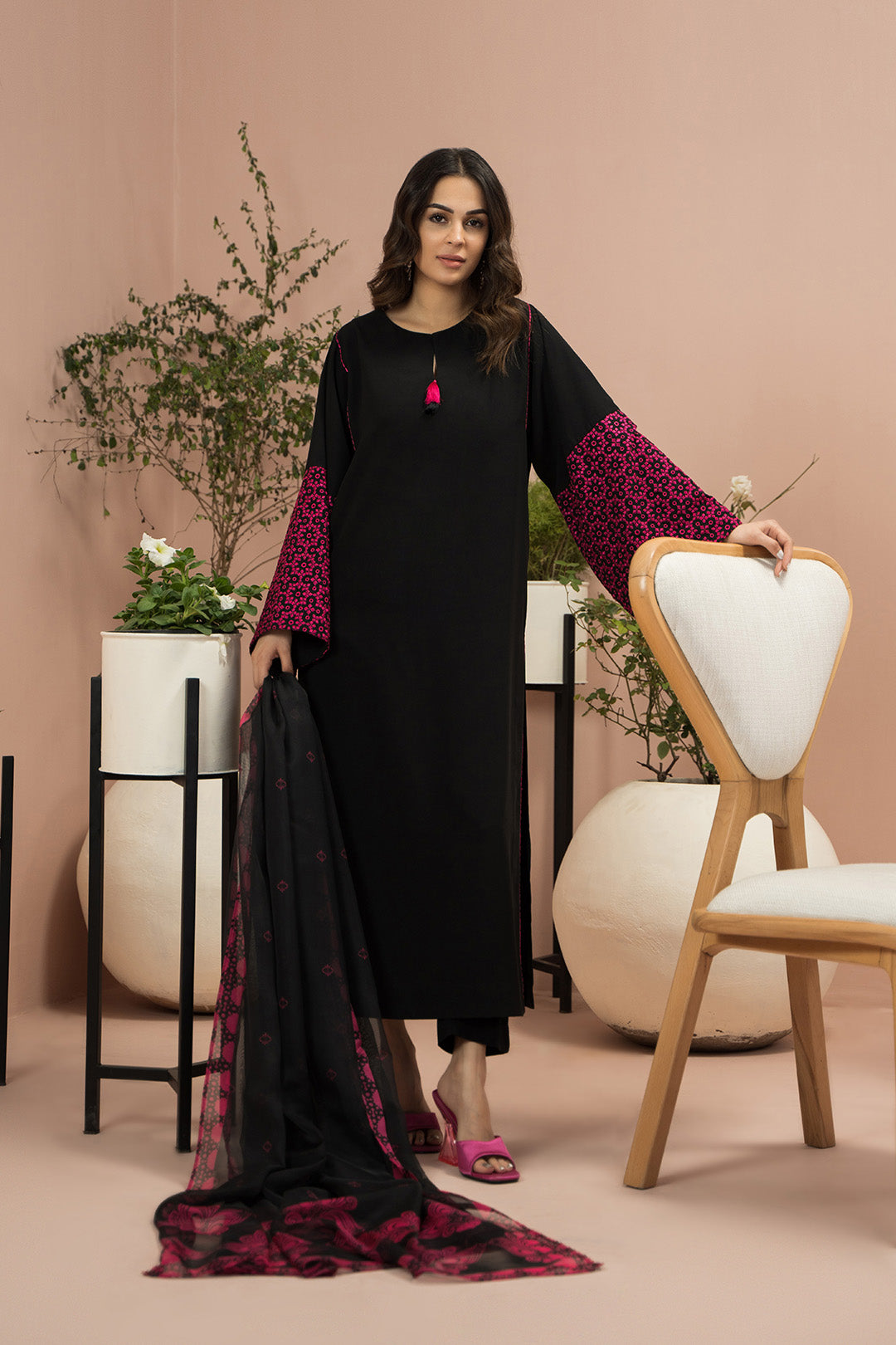 https://cdn.shopify.com/s/files/1/0611/8585/1568/products/W.SS23.122.T-3.jpg?v=1736336634