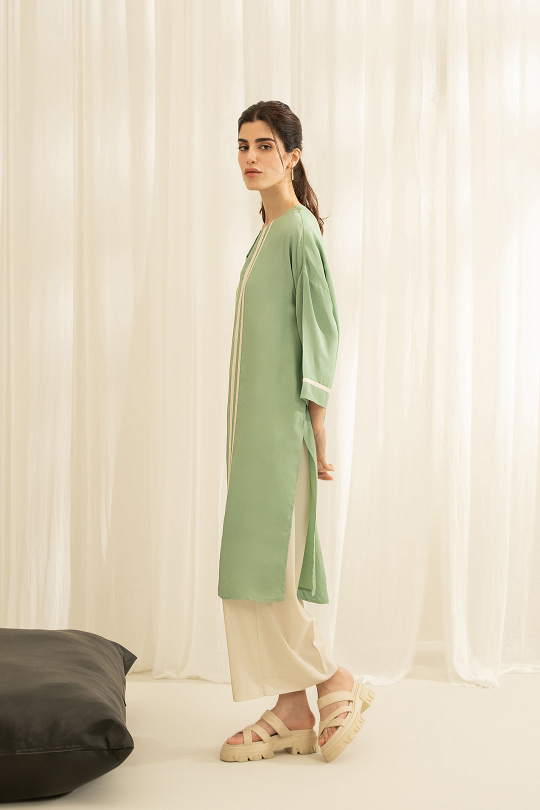 https://cdn.shopify.com/s/files/1/0611/8585/1568/files/W.SS23.319.T-3.jpg?v=1736336043