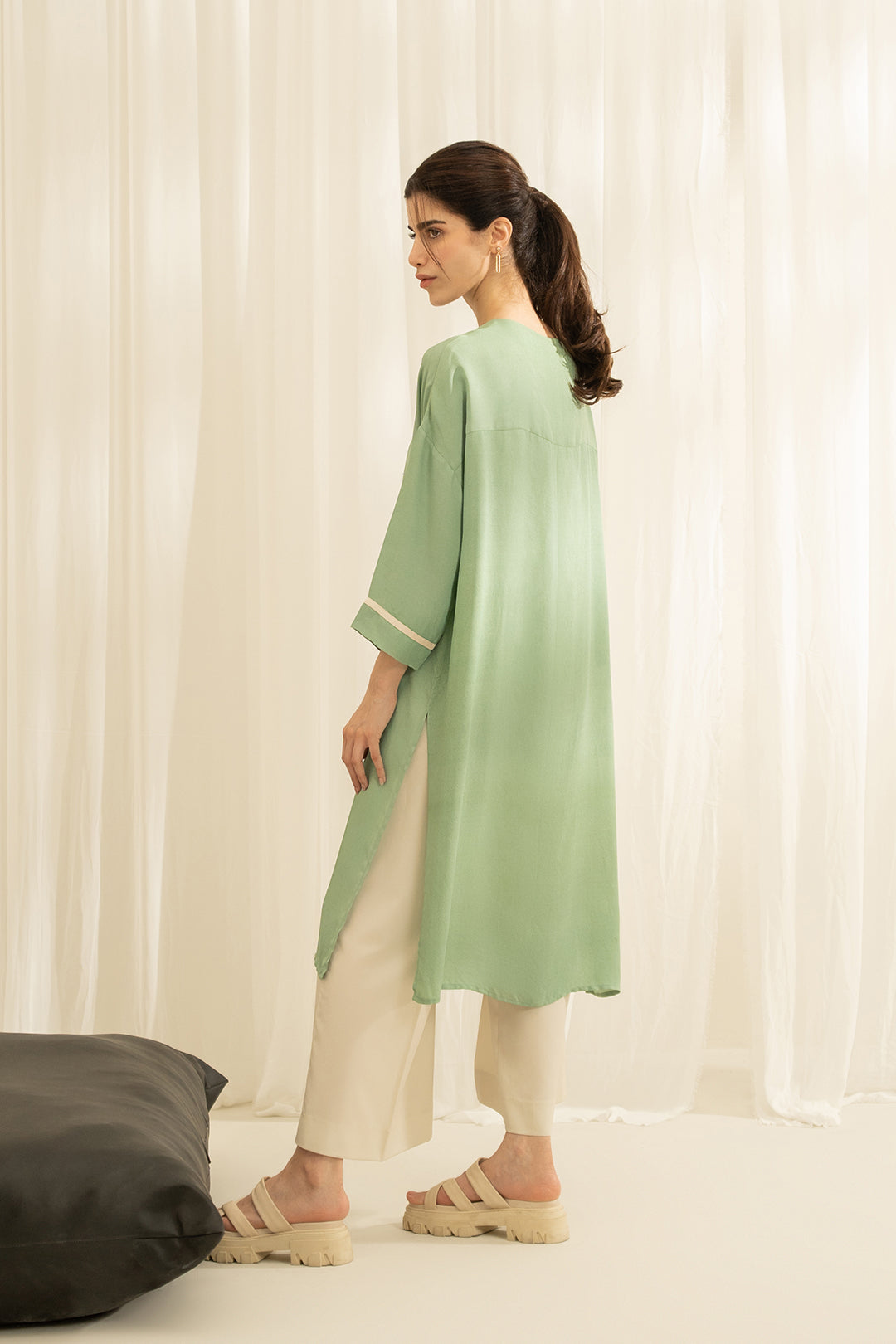 https://cdn.shopify.com/s/files/1/0611/8585/1568/files/W.SS23.319.T-4.jpg?v=1736336043