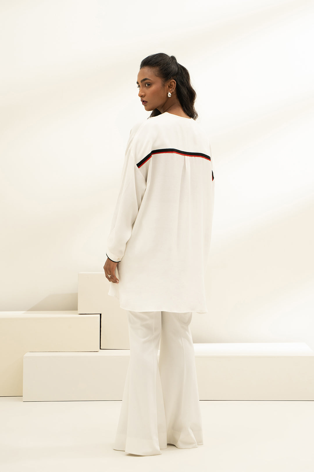 https://cdn.shopify.com/s/files/1/0611/8585/1568/files/W.SS23.328.T-4.jpg?v=1736336141