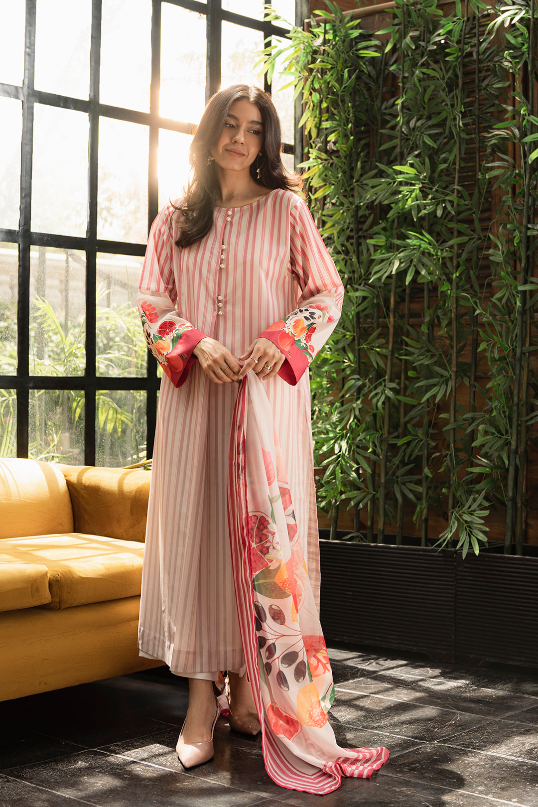 https://cdn.shopify.com/s/files/1/0611/8585/1568/files/W.SS23.350.T-3.jpg?v=1736336288