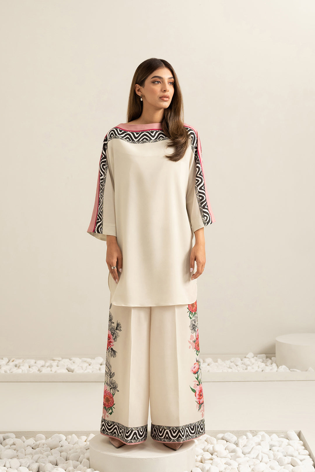 https://cdn.shopify.com/s/files/1/0611/8585/1568/files/W.SS23.390.T-1.jpg?v=1736336073
