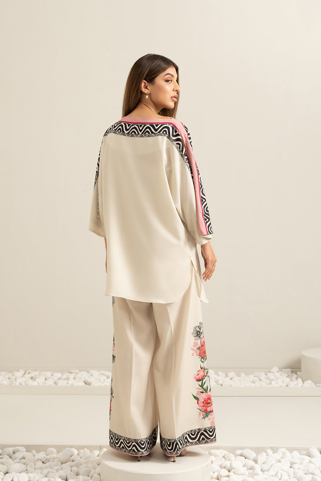 https://cdn.shopify.com/s/files/1/0611/8585/1568/files/W.SS23.390.T-4.jpg?v=1736336073