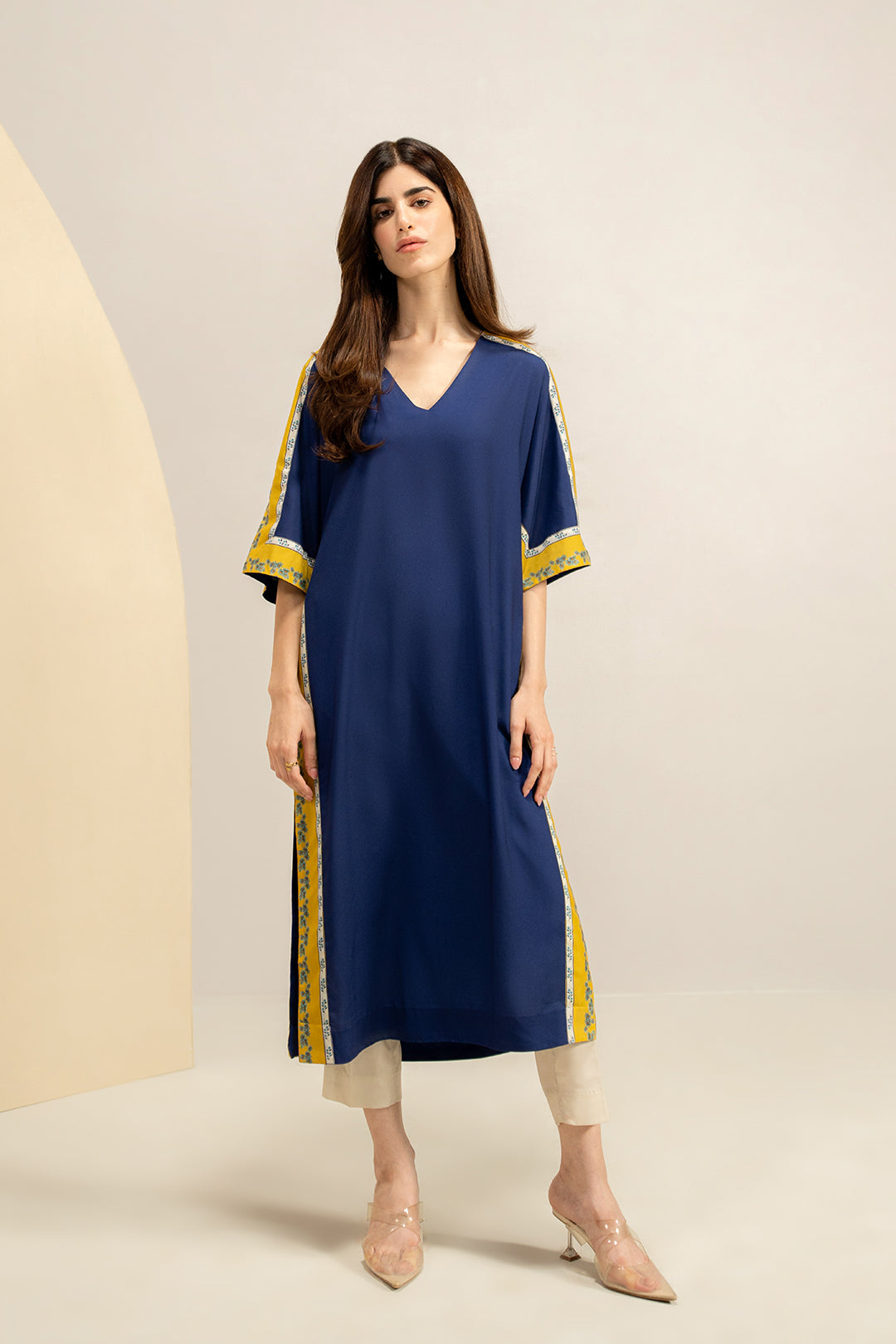 https://cdn.shopify.com/s/files/1/0611/8585/1568/files/W.SS23.397.T-1.jpg?v=1736336164