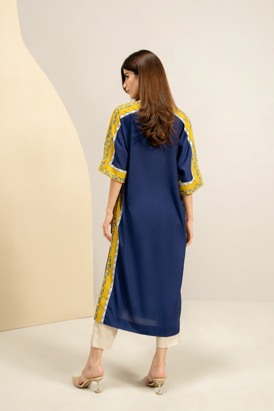https://cdn.shopify.com/s/files/1/0611/8585/1568/files/W.SS23.397.T-4.jpg?v=1736336164