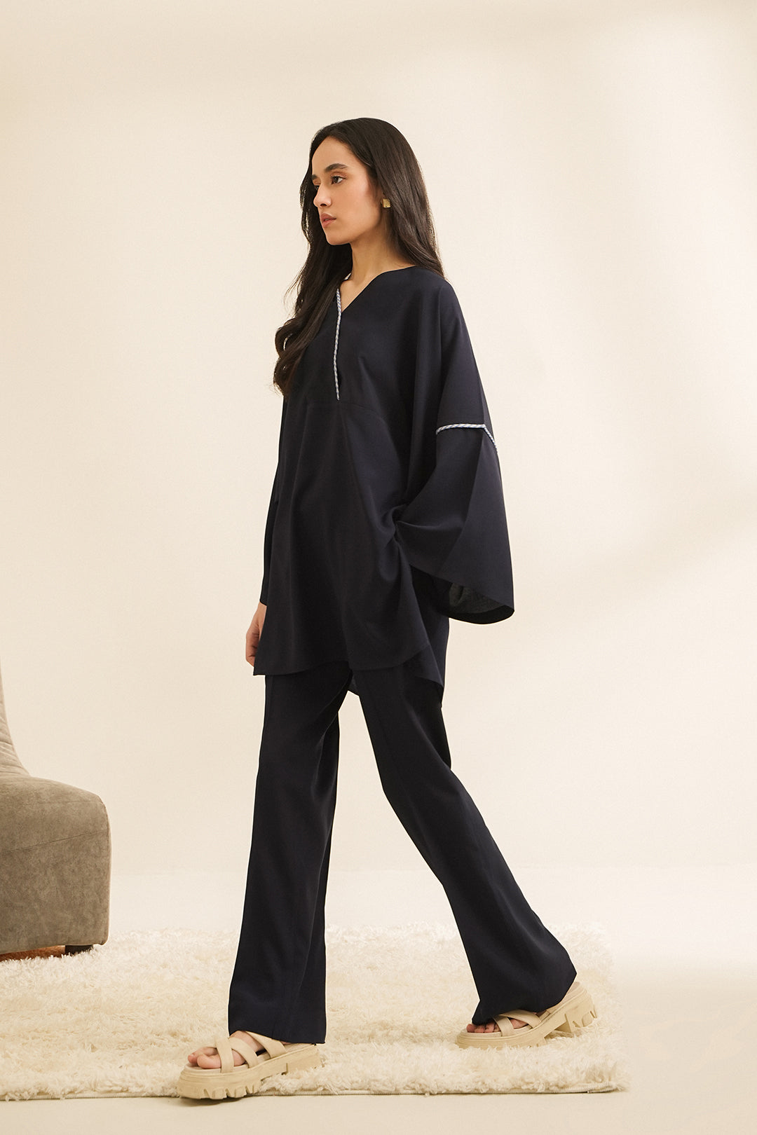 https://cdn.shopify.com/s/files/1/0611/8585/1568/files/W.SS23.419.T-3.jpg?v=1736335693