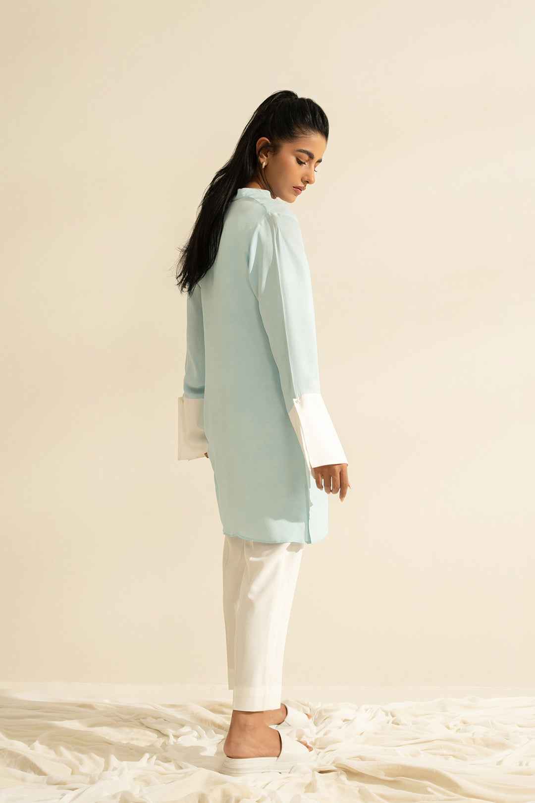 https://cdn.shopify.com/s/files/1/0611/8585/1568/files/W.SS23.420.T-4.jpg?v=1736335969